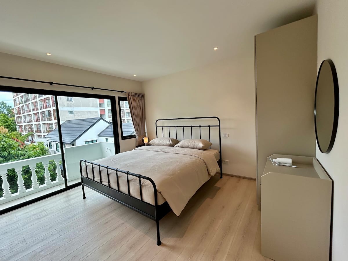 King bedroom at the four-bedroom Huai Khwang luxury house