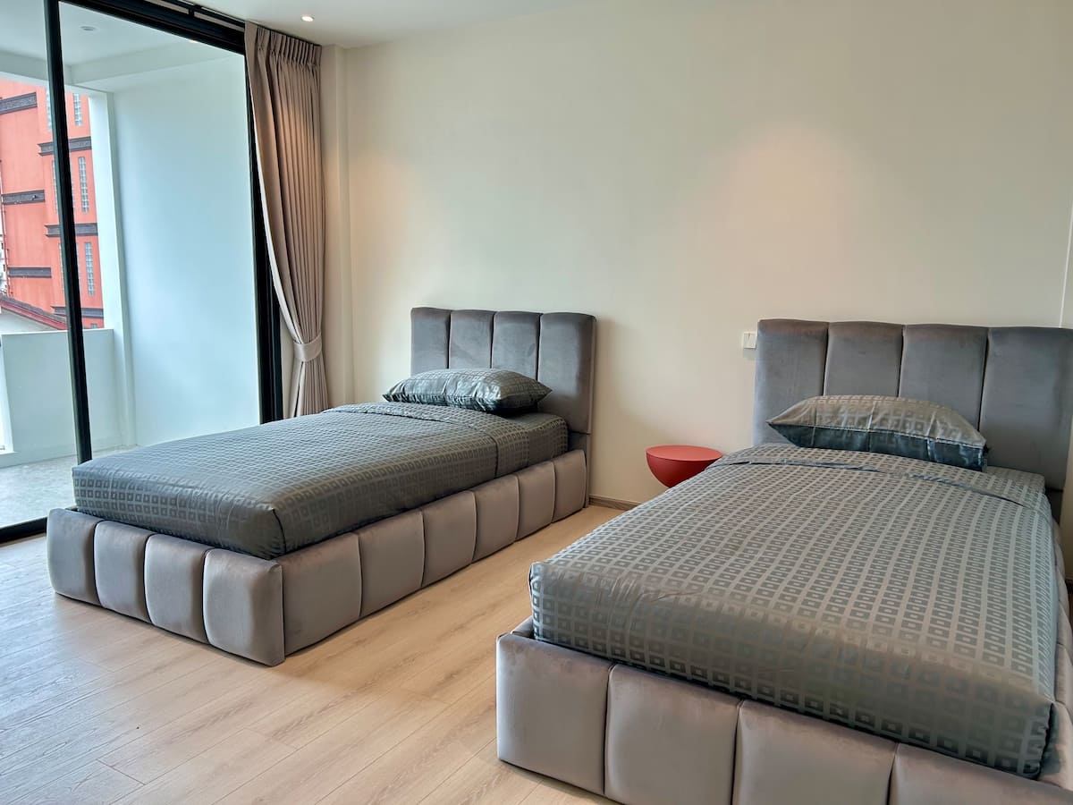 Twin bedroom at the Huai Khwang luxury house in Bangkok