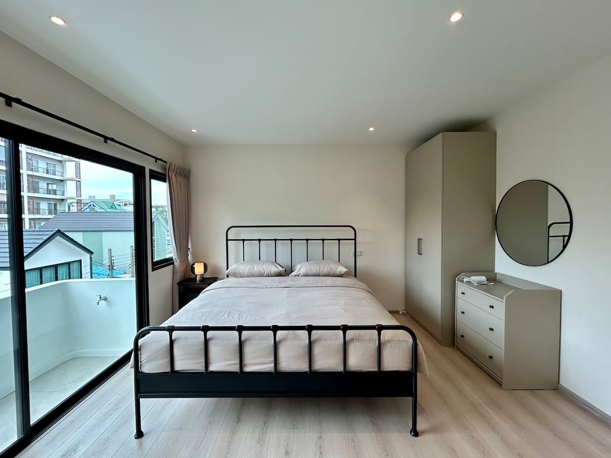 King bedroom at the Huai Khwang luxury house in Bangkok
